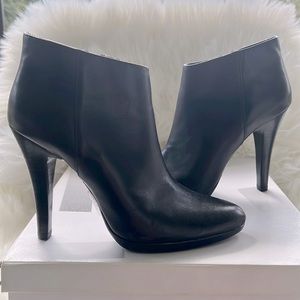Wild Pair Beauty black genuine leather ankle boots booties. Zip up. Heels
